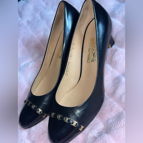 Salvatore Ferragamo Shoes - Salvatore Ferragamo Black Leather VARA Chain 🖤 size 9c